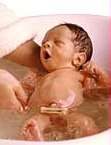 einige Tropfen im Badewasser helfen Neugeborenen